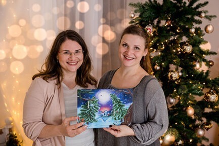 Paula Huhle und Anne Siedentopf halten ihren Familien-Adventskalender